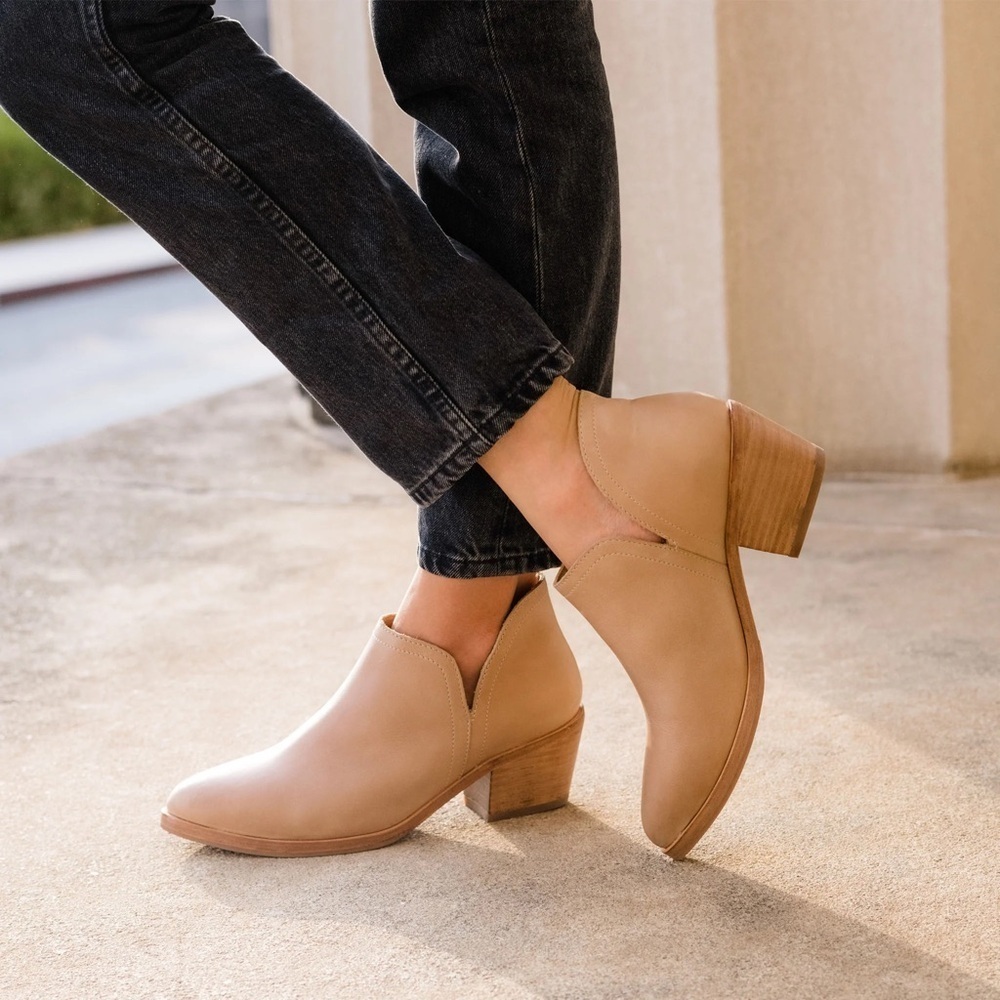 Nisolo Women's Mia Ankle Bootie in Almond Size 6